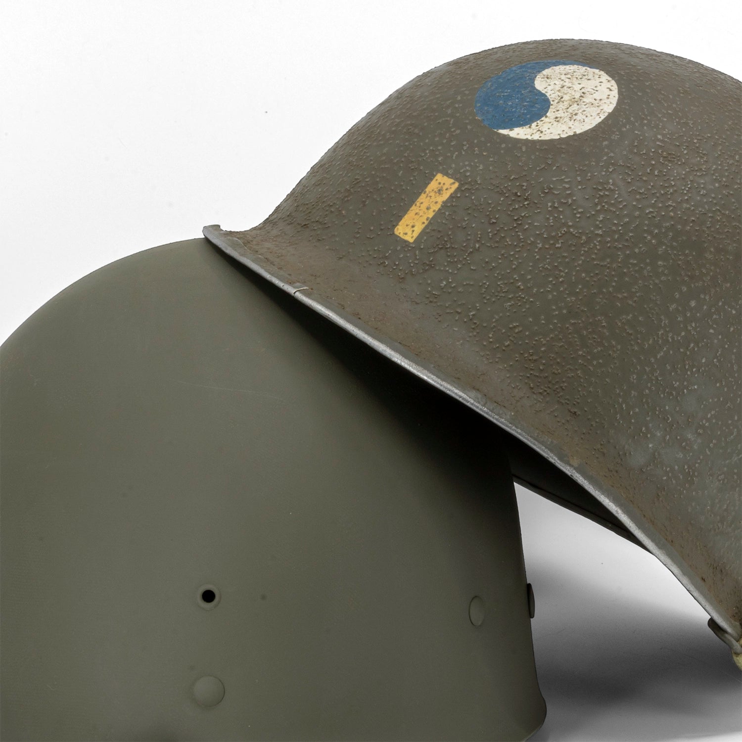Casque Complet Infanterie Original Schlueter et liner Firestone version 29th ID 2nd Lieutenant Battle Battered coque posée sur le liner en gros plan.