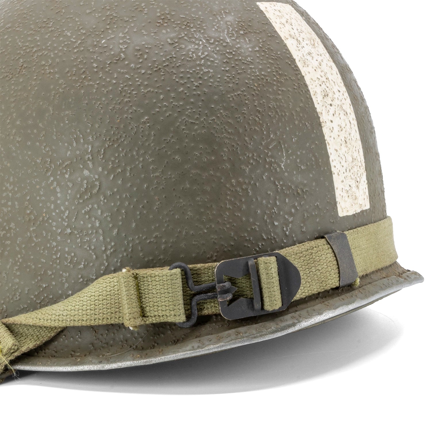 Casque Complet Infanterie Original Schlueter et liner Firestone version 29th ID 2nd Lieutenant Battle Battered vue globale de la jugulaire de casque lourd.