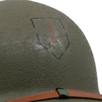 Gros plan de l'insigne de la 1st Infantry Division peint sur la coque du casque US M1 McCord 781B