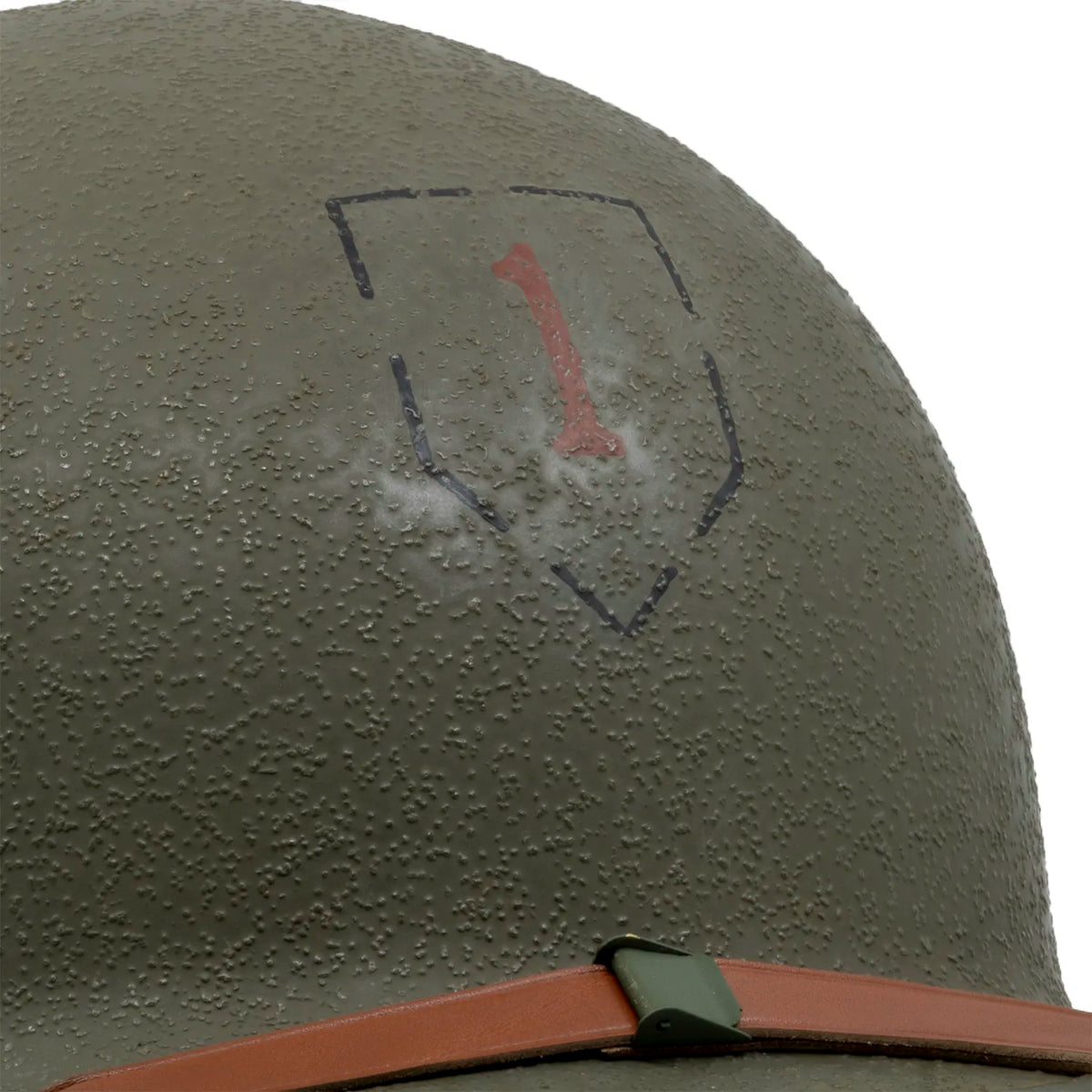 Gros plan de l'insigne de la 1st Infantry Division peint sur la coque du casque US M1 McCord 781B
