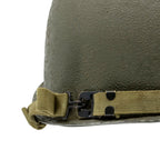 Gros plan de la jugulaire de casque lourd à barre surélevée, sangle OD#3 sable et bouclerie noircie