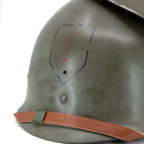 Gros plan de l'insigne de la 1st Infantry Division peint sur le sous-casque Firestone