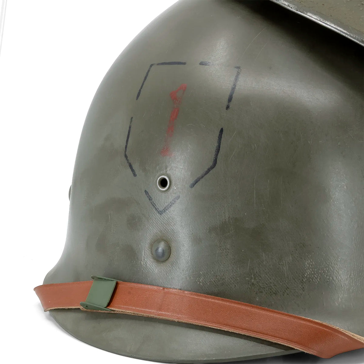 Gros plan de l'insigne de la 1st Infantry Division peint sur le sous-casque Firestone