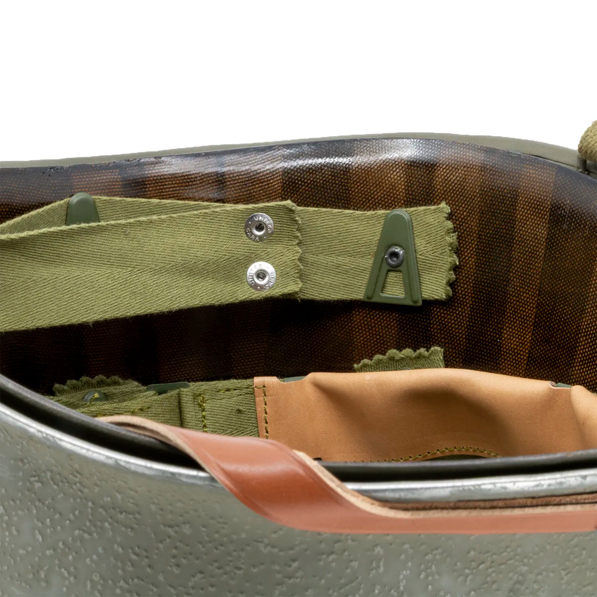 Gros plan de l'intérieur arrière du liner Firestone, support de neckband non retourné et neckband medium