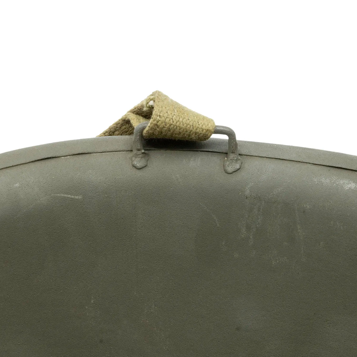 Gros plan du pontet fixe droit de la coque McCord 781B avec la sangle de jugulaire