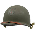 Casque US M1 McCord 781B vu de trois quarts avant, insigne de la 1st Infantry Division et patine battle battered