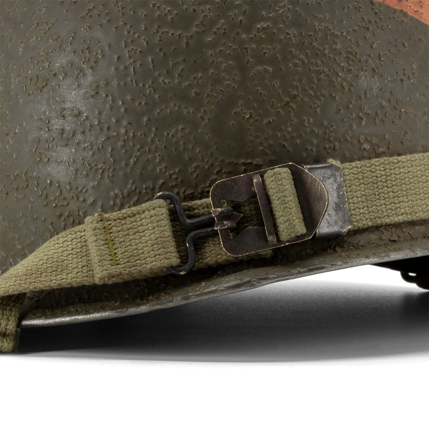 Casque Complet Infanterie McCrod 551B - Liner Capac - 2nd Ranger Battalion 1st Lt gros plan de la boucle à barre surélevée de la jugulaire de casque lourd.