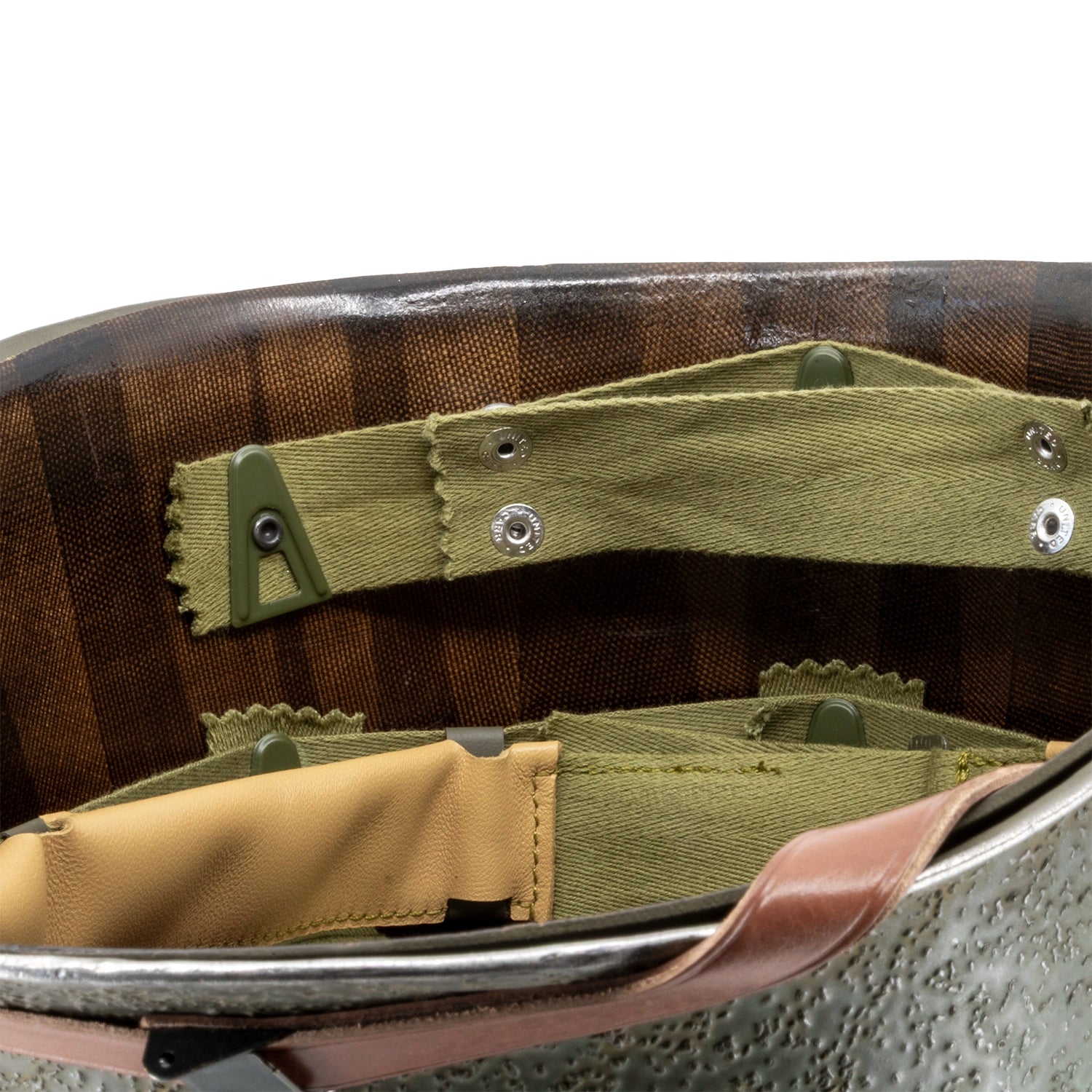 Casque Complet Parachutiste 517th PRCT coque McCord liner Firestone Battle Battered Mon Casque M1 gros plan de support de la nuquière et ses bouton pression UNITED CARR.