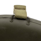 Casque Complet Parachutiste 517th PRCT coque McCord liner Firestone Battle Battered Mon Casque M1 gros plan du pontet fixe soudé.