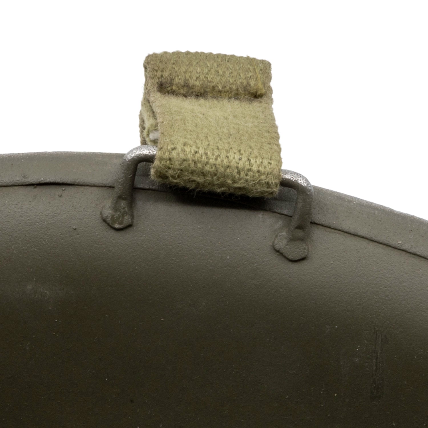 Casque Complet Parachutiste 517th PRCT coque McCord liner Firestone Battle Battered Mon Casque M1 gros plan du pontet fixe soudé.