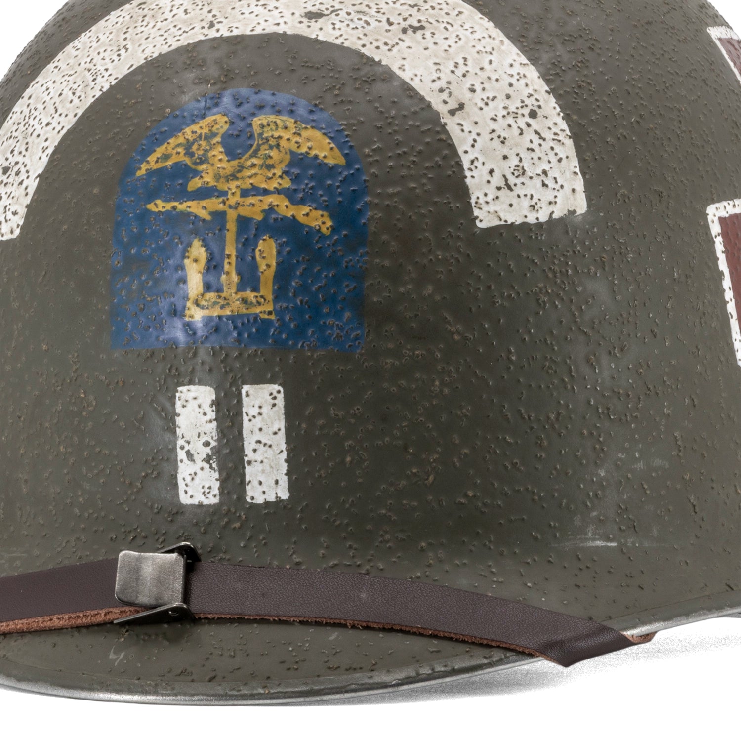 Casque Complet Infanterie US M1 Battle Battered ESB Captain Medic gros plan de l'insigne avant Engineer Special Brigade.