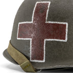 Casque Complet Infanterie US M1 Battle Battered ESB Captain Medic, gros plan d'un croix rouge latérale de service de santé.