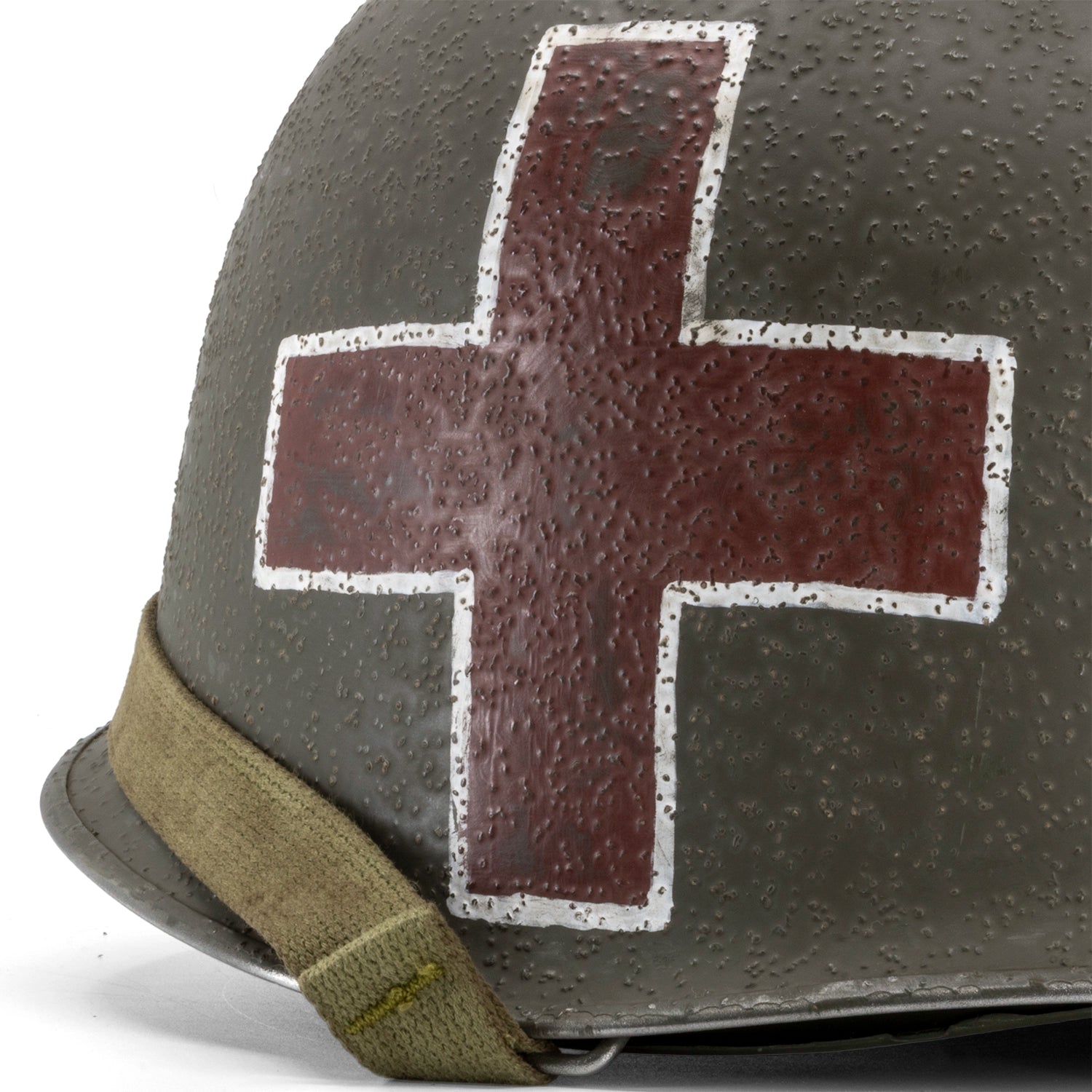 Casque Complet Infanterie US M1 Battle Battered ESB Captain Medic, gros plan d'un croix rouge latérale de service de santé.