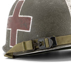 Casque Complet Infanterie US M1 Battle Battered ESB Captain Medic, gros plan de la jugulaire du casque lourd à boucle plate.