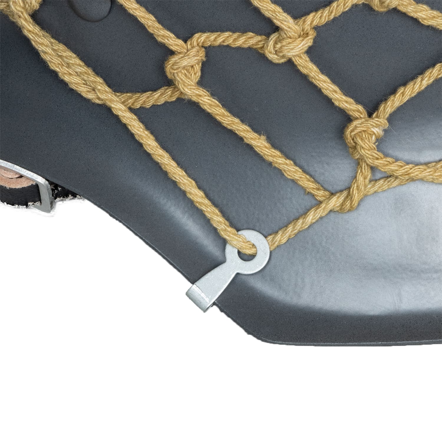 Filet pour casque allemand Stahlhelm vue monté sur un casque allemand gros plan d'un des crochets