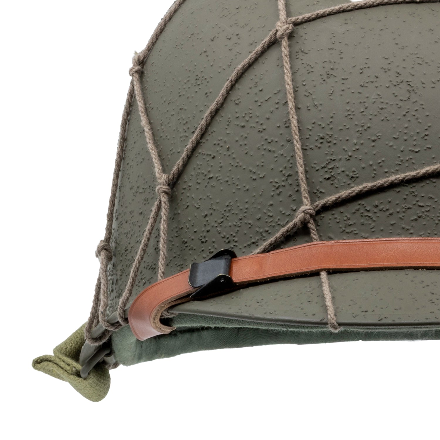 Filet Grandes Mailles reproduction casque US M1 coton vue de face en gros plan monté sur un casque US M1