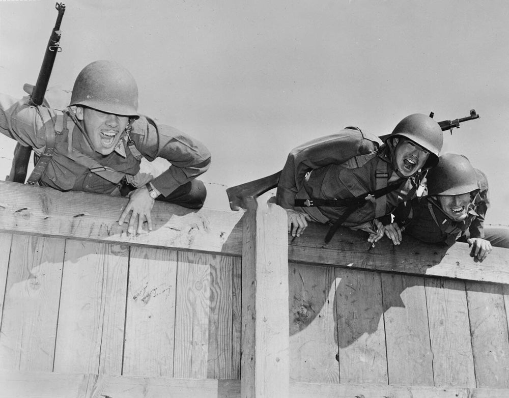Soldats US à l'entrainement sautant par dessus une barrière