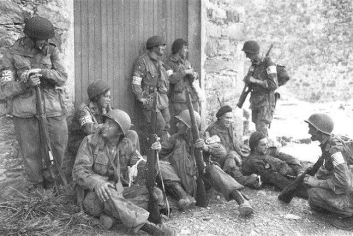 Parachutistes Américains et Britanniques durant l'opération Dragoon en 1944 dans le sud de la France proche de Le Muy