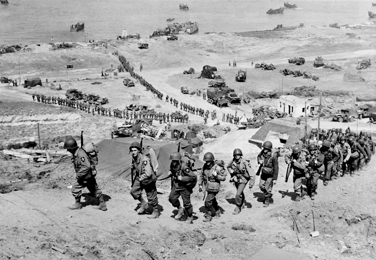 Soldats de 2nd Infantry Division marchant sur les plages normandes