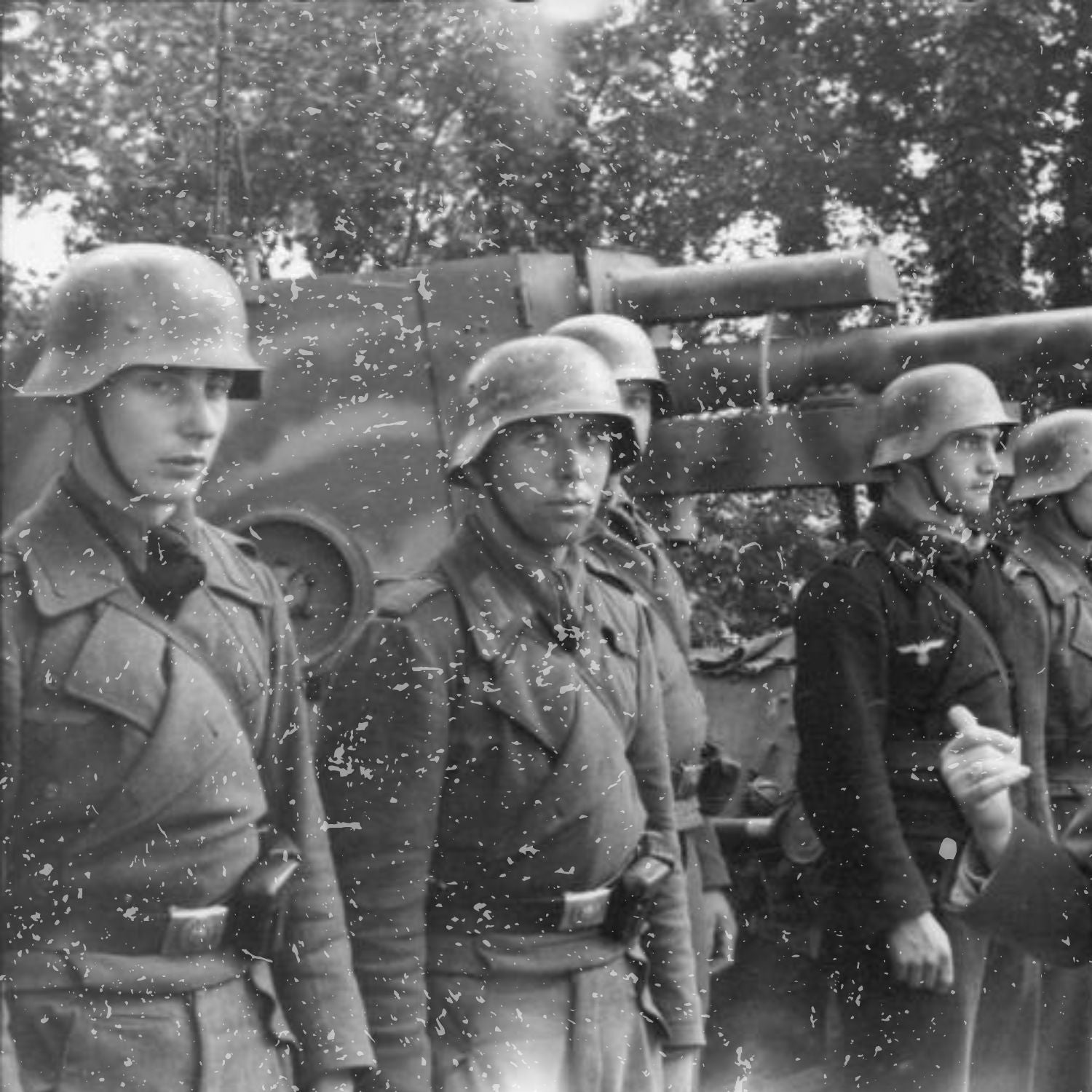 Soldats Allemands portant leurs casques M40 en Normandie