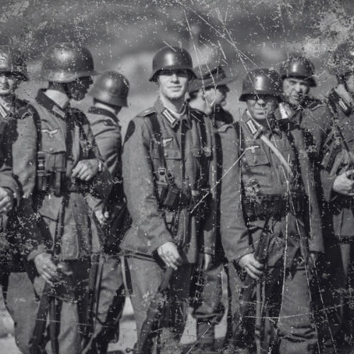 Soldats Allemands portants leurs casques Stahlhelm