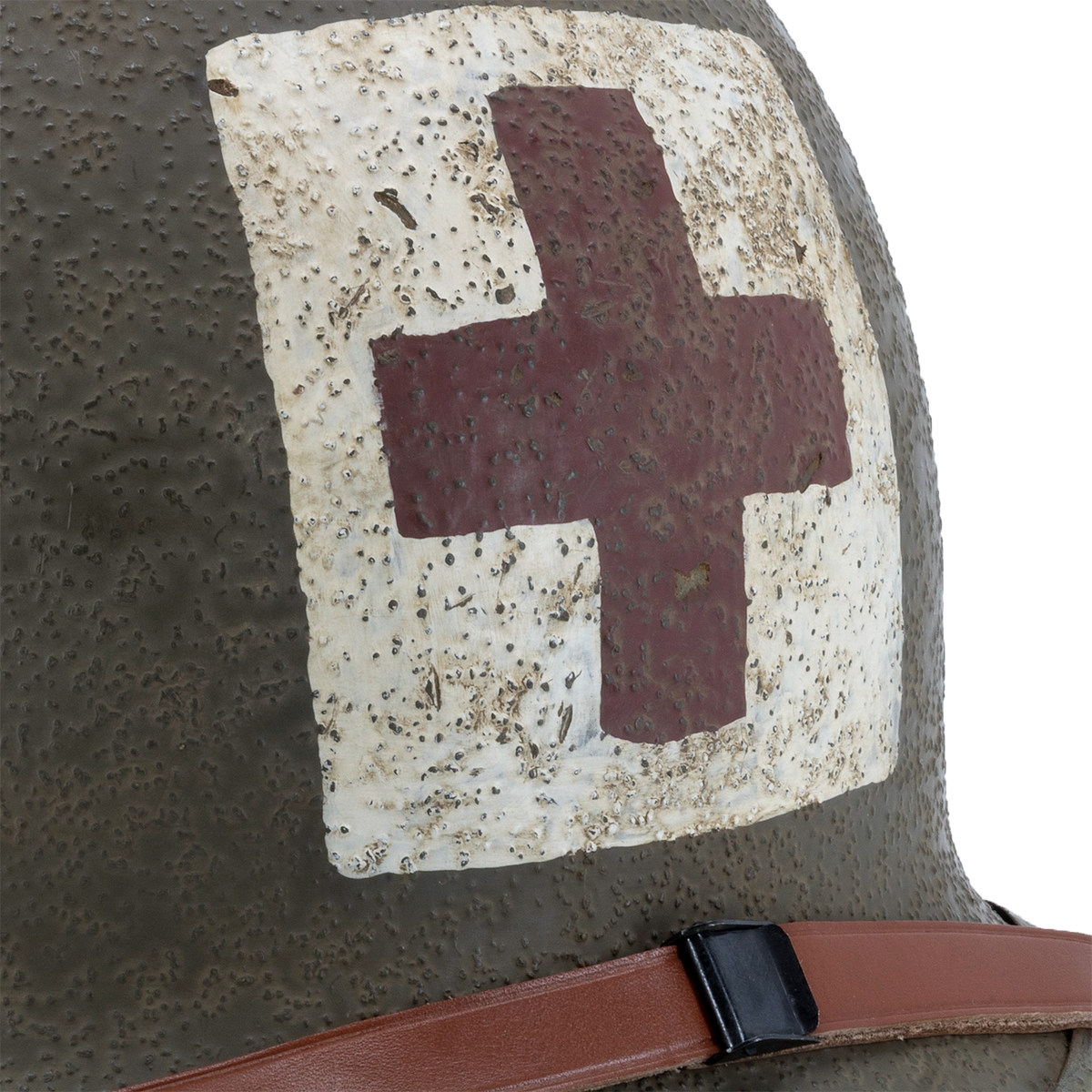 Peinture du casque US M1 Combat Medic : croix rouge sur panneau blanc carré fortement patiné par l'usage