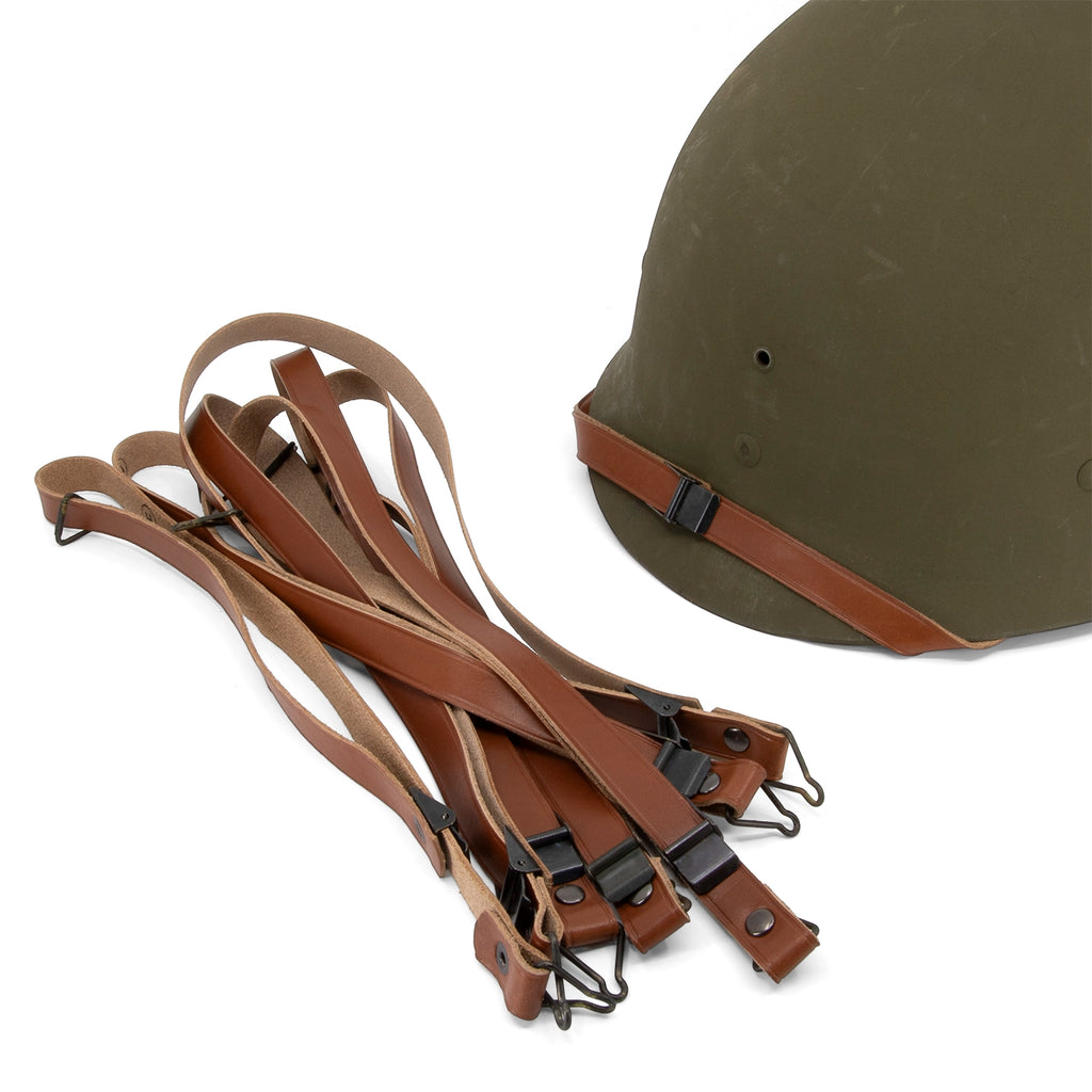 Jugulaire en cuir de sous casque liner US M1 reproduction Mon Casque M1 poséés à côté d'un liner US M1