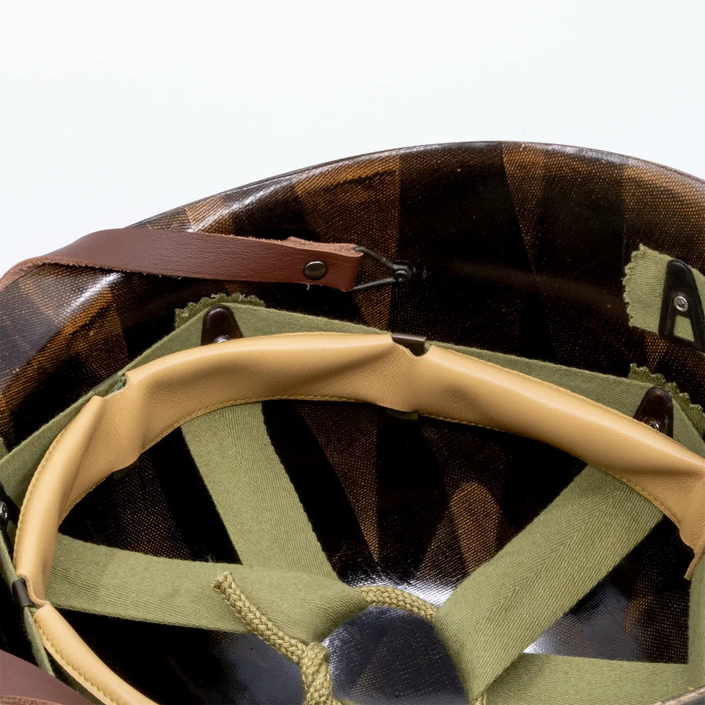 Liner Fibre type US M1 vue de l'attache de la jugulaire en cuir.