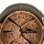 Stahlhelm M40 Trois Tons gros plan sur la partie intérieur avant