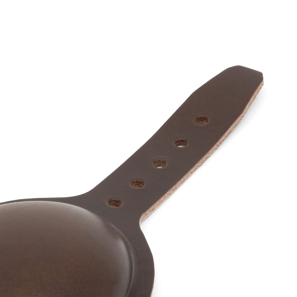 Gros plan côté cuir de la mentonnière en cuir pour liner US M1 Parachutiste _Mon Casque M1