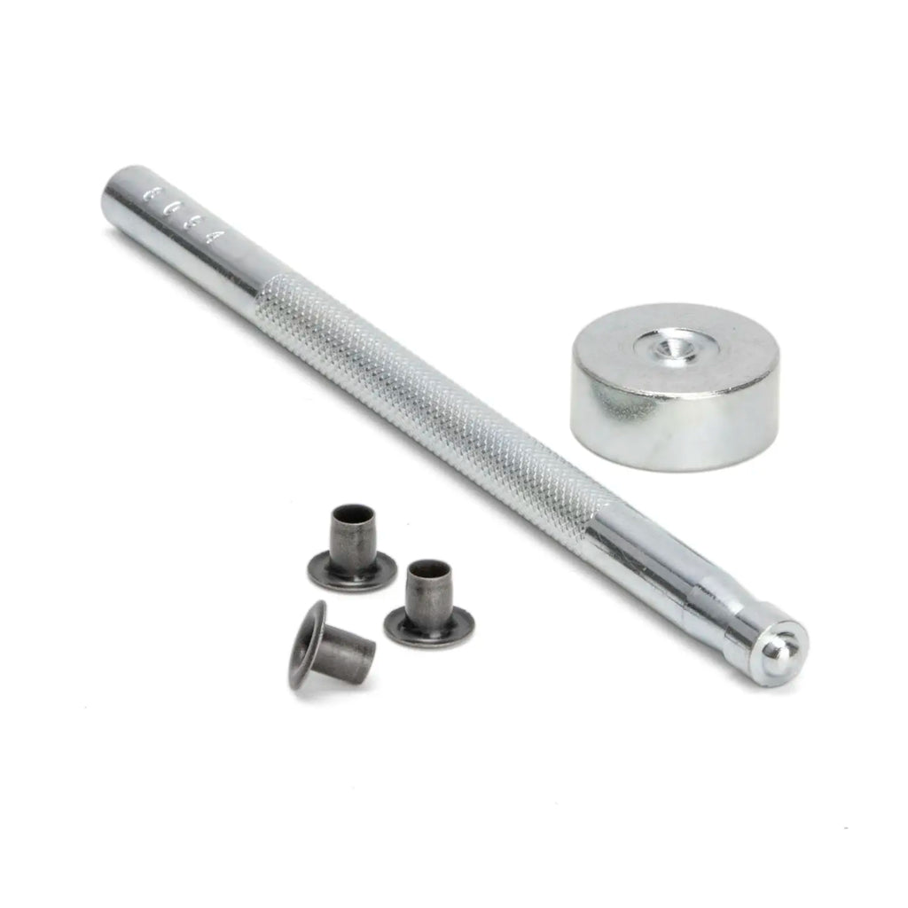 Outil pour la pose d'oeillet frontal sur sous casque US M1 vue d'ensemble avec ses trois oeillets.