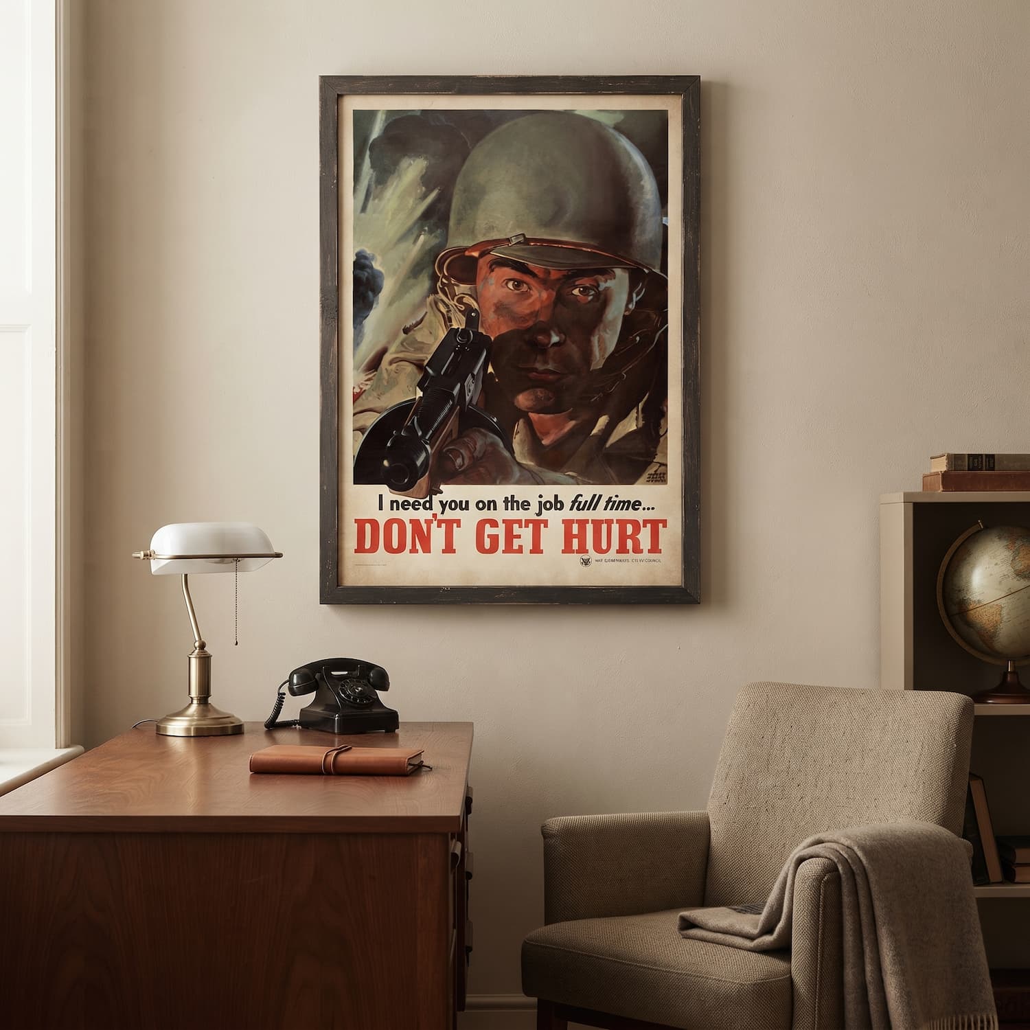 Poster Vintage WWII – « Don't Get Hurt » Mon Casque M1 45cm par 60cm accroché au mur d'un bureau.