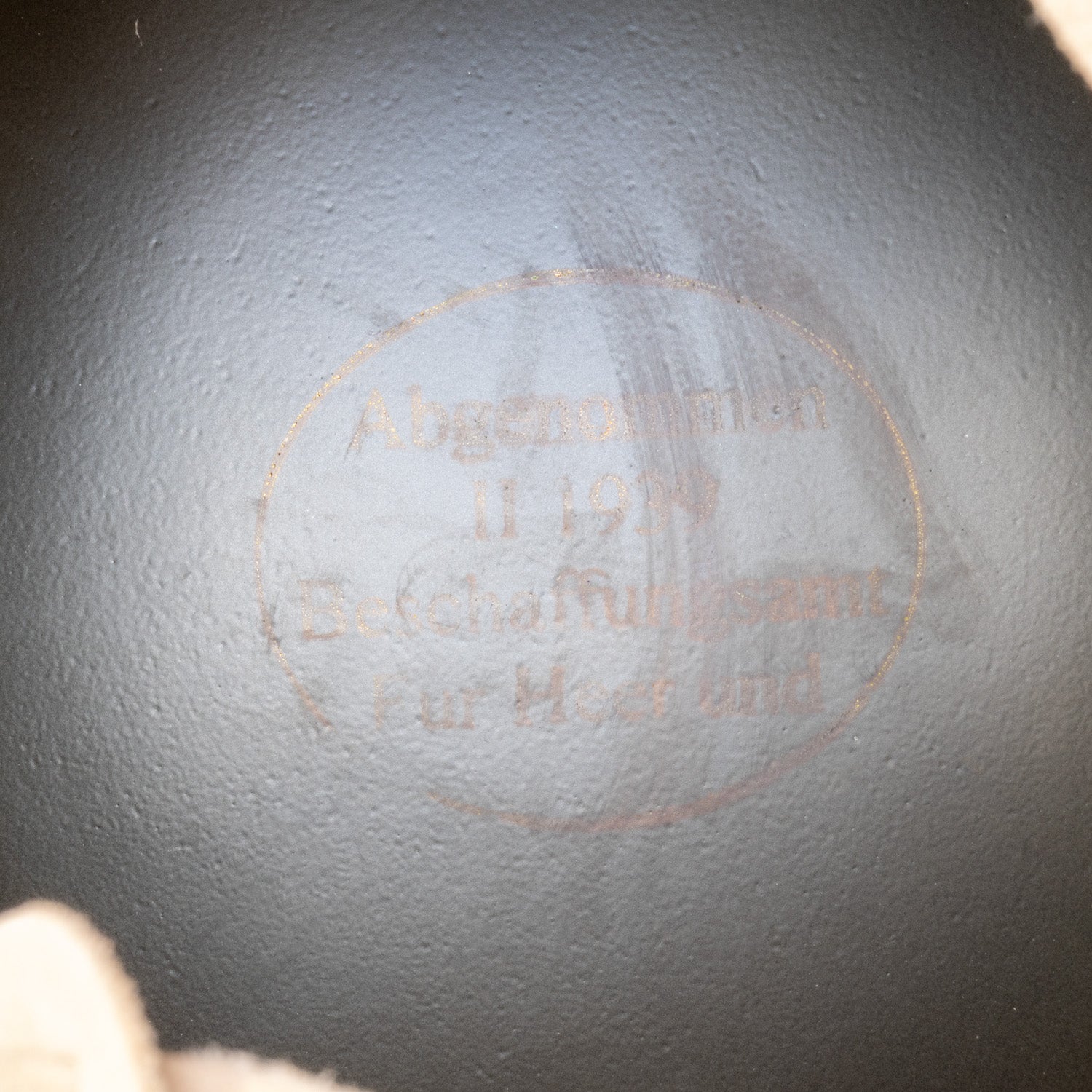 Reproduction du casque Allemand M40 vue en gros plan du marquage au fond de la coque