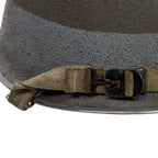 Coque de casque du 2nd Naval Beach Battalion gros plan de la jugulaire