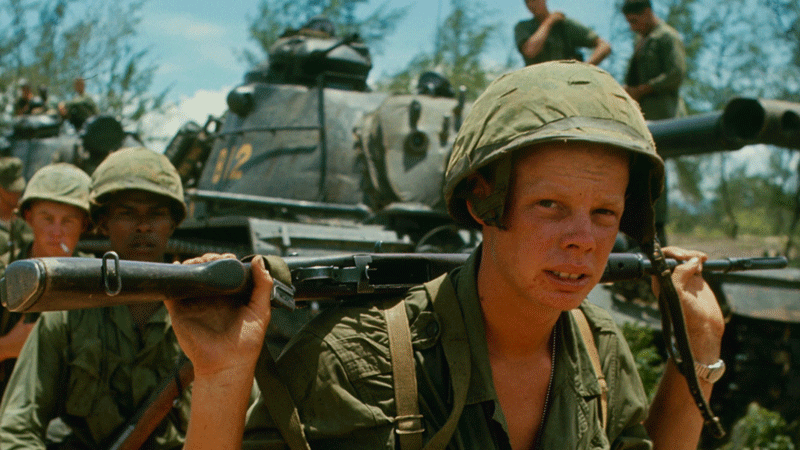 Jeune soldat américain durant la guerre du Vietnam portant son M14 sur le dos