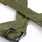 Gros plan de la sangle de A Yokes Westinghouse OD#7 pour sous casque parachutiste WW2