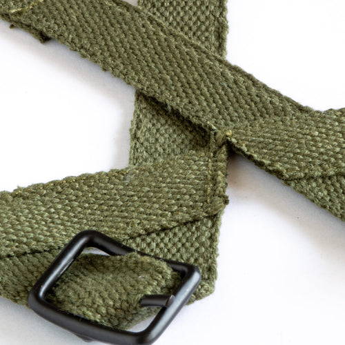 Gros plan de la sangle de A Yokes Westinghouse OD#7 pour sous casque parachutiste WW2