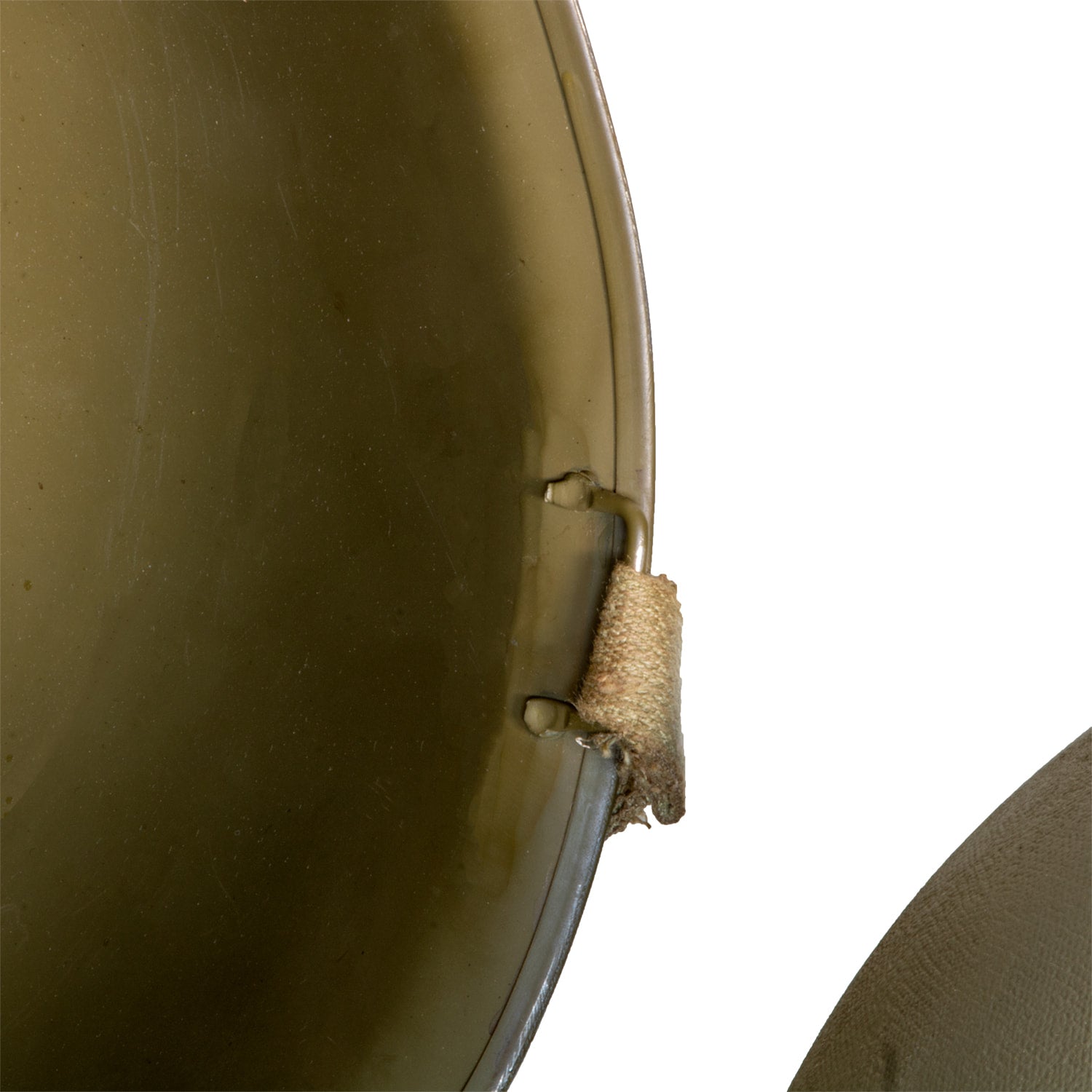 Casque Complet M1 pattes fixes Battle Battrered 2nd Infantry Division gros plan du pontet fixe