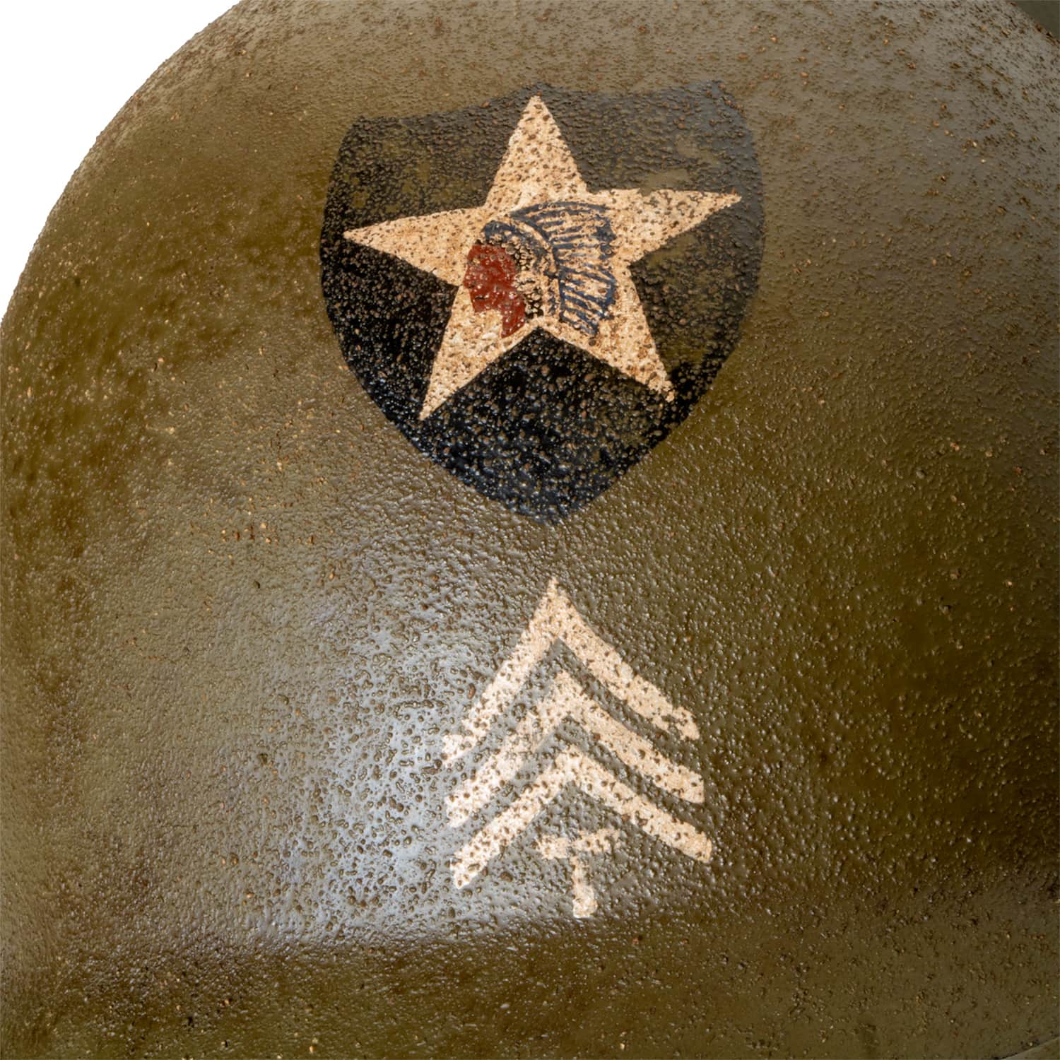 Gros plan des insignes avant du casque Batttle Battered 2nd Infantry Division pattes fixes gros plan de l'insigne avant