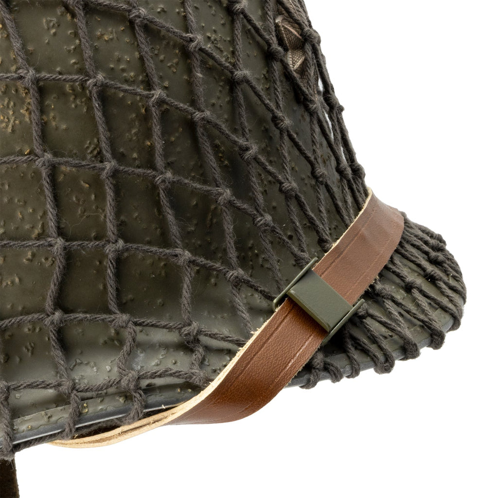 Gros plan de la jugulaire de sous casque "Battle Battered" 326th Engineer Bn Major Hugh A. Mozley