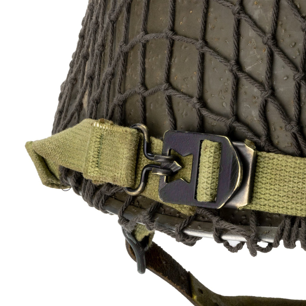 Gros pland de la jugulaire du casque "Battle Battered" 326th Engineer Bn Major Hugh A. Mozley