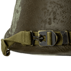 Coque de casque US M1 Battle Battered 36th Infantry Division vue en gros plan de la jugulaire de casque lourd