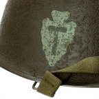 Coque de casque US M1 Battle Battered 36th Infantry Division vue en gros plan de l'insigne de coté gauche