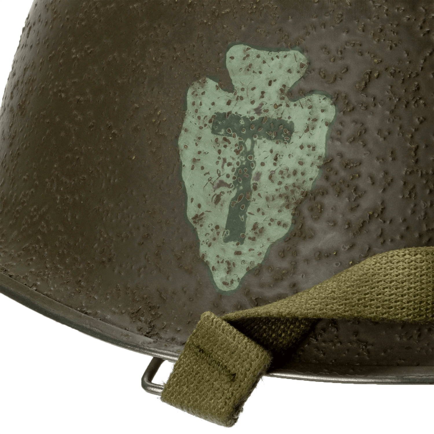 Coque de casque US M1 Battle Battered 36th Infantry Division vue en gros plan de l'insigne de coté gauche