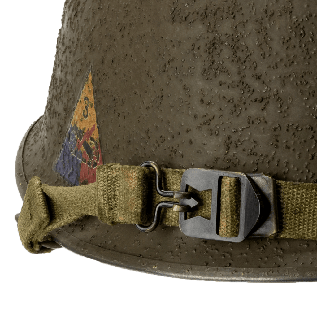 Coque de casque USM1 Battle Battered 3rd Armored Division, 2nd Lt gros plan de la jugulaire de casque lourd