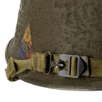 Coque de casque USM1 Battle Battered 3rd Armored Division, 2nd Lt gros plan de la jugulaire de casque lourd