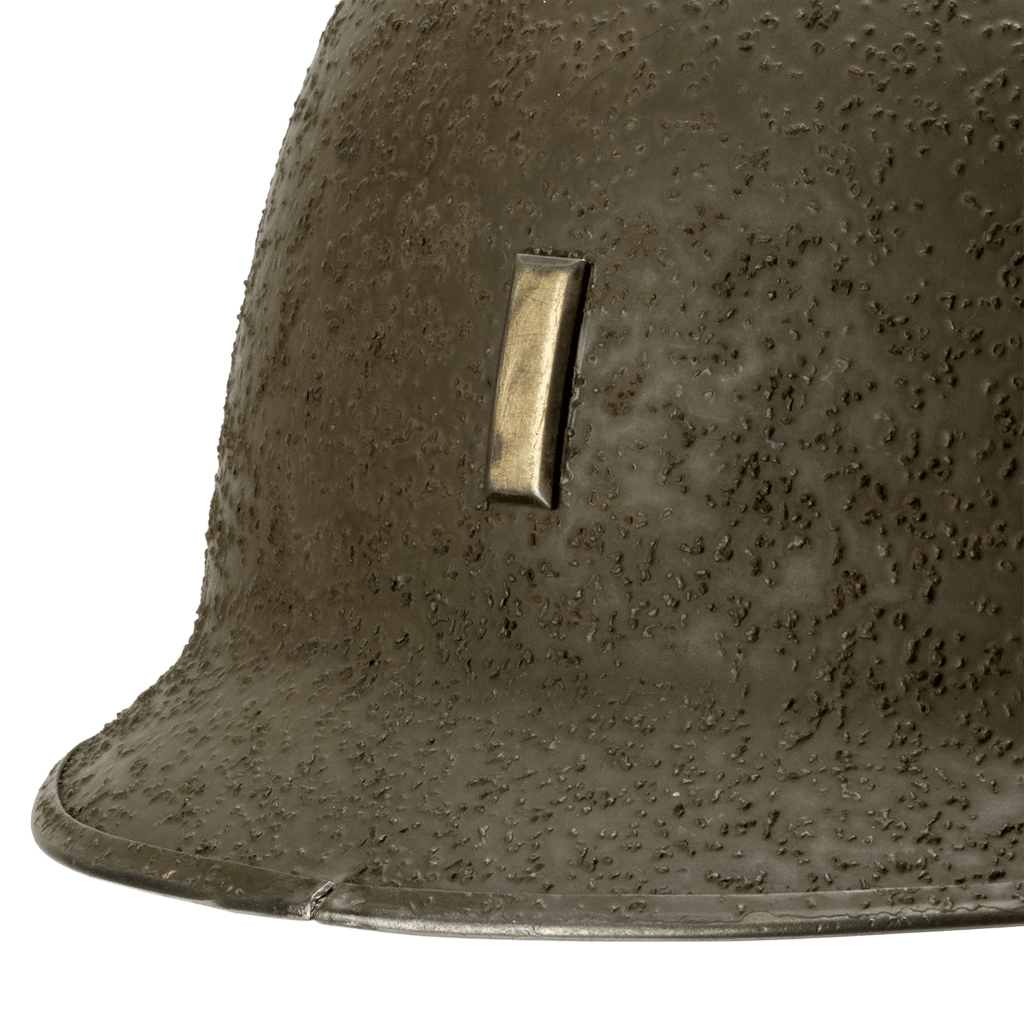 Coque de casque USM1 Battle Battered 3rd Armored Division, 2nd Lt gros plan de l'insigne avant de 2nd lieutenant en métal