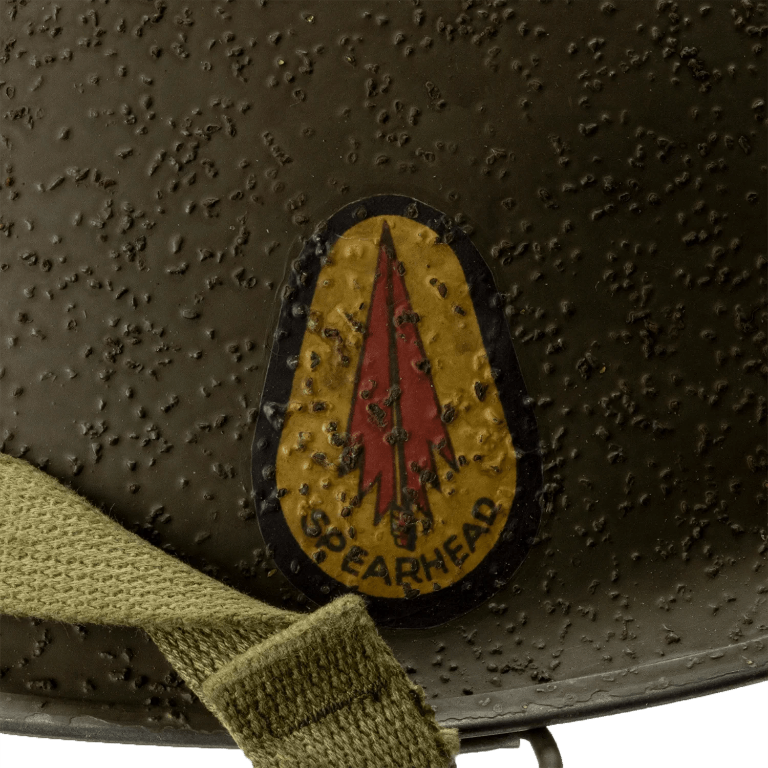 Coque de casque USM1 Battle Battered 3rd Armored Division, 2nd Lt gros plan de l'insigne "Spearhead"