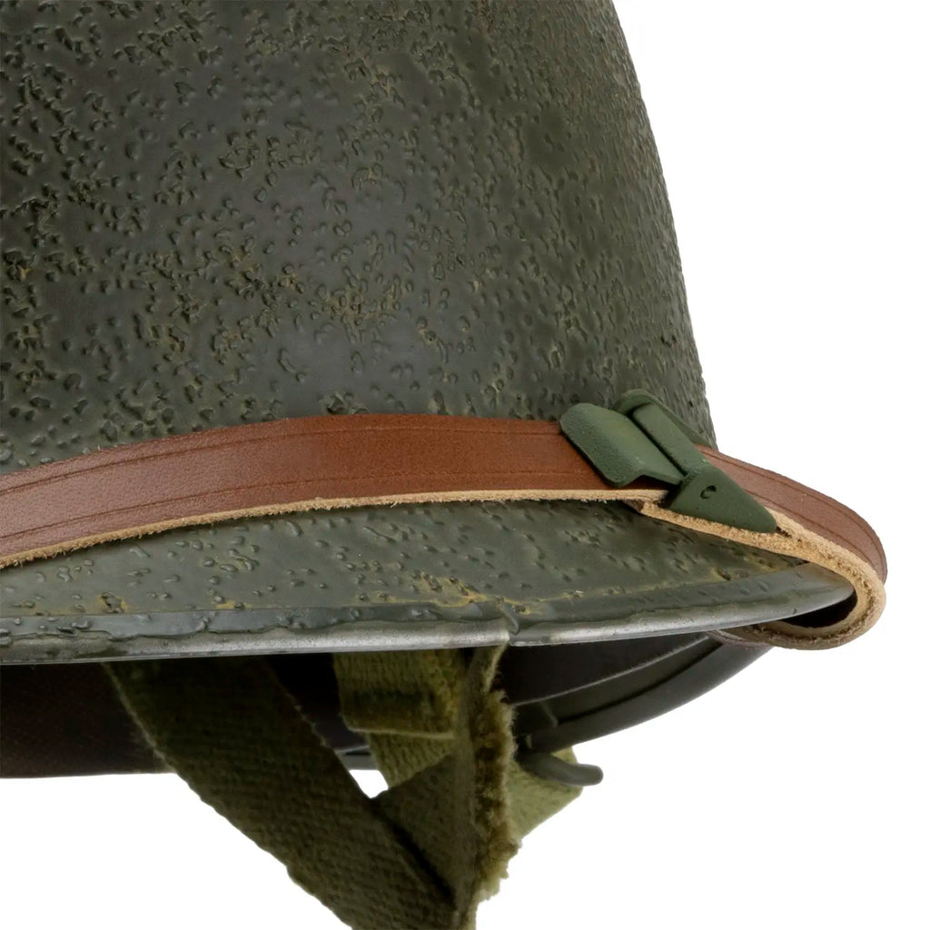 Casque complet parachutiste Battle Battered 508th PIR 3rd Bn gros plan de la jugulaire de sous casque