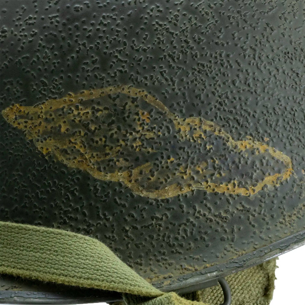 Casque complet parachutiste Battle Battered 508th PIR 3rd Bn gros plan de l'insigne côté droit